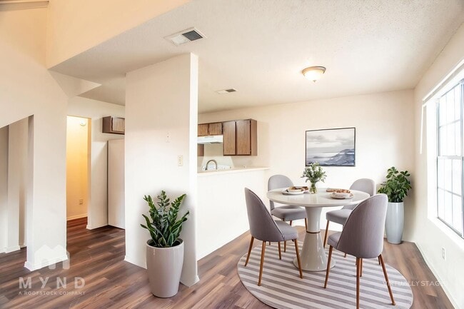 Photo - 2214 Creekside Ln Unidad D