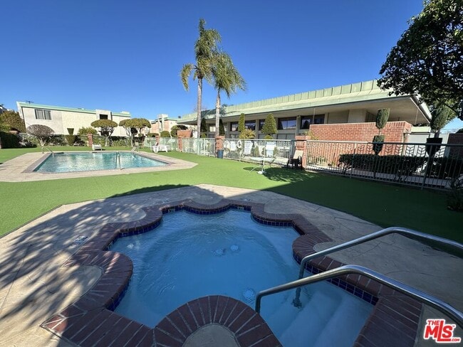 Building Photo - 5301 Balboa Blvd Unit F8