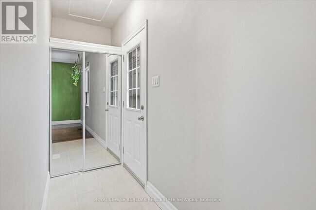 Photo - 196 Ray St N