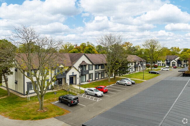 Estacionamiento en el complejo - Walnut Woods Apartments