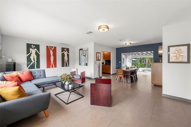 Photo - 425 NE 114th St