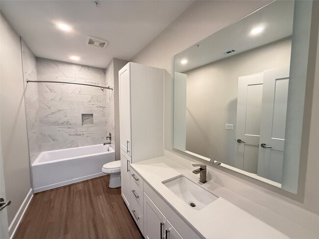 Building Photo - 716 Waugh Dr