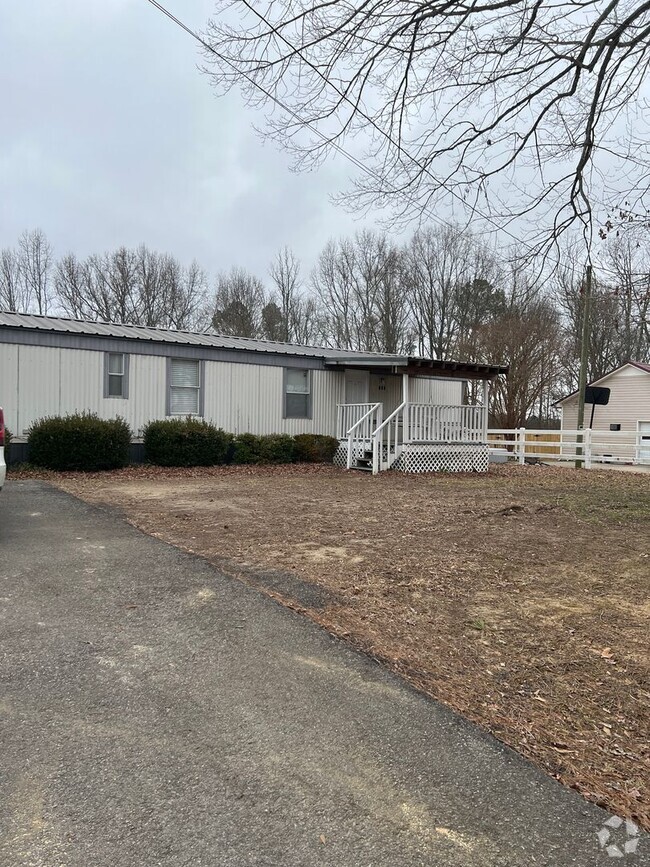 Building Photo - Nice kept mobile home