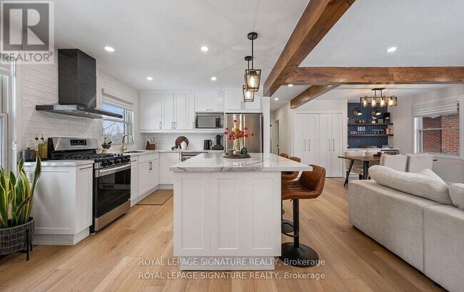 Photo - 357 Rossland Rd E