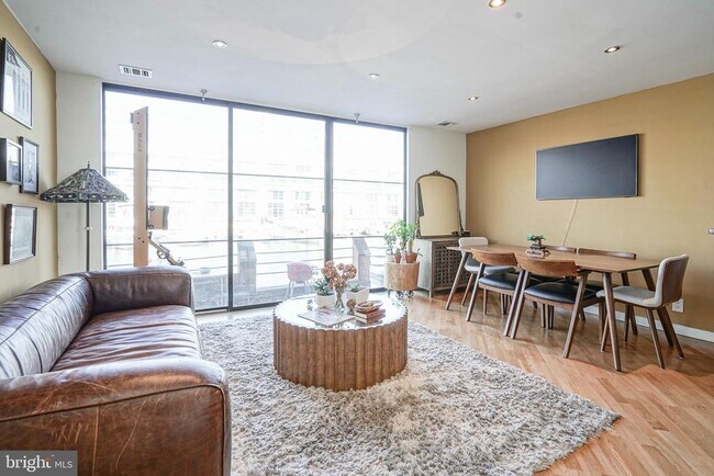 Building Photo - 3 N Christopher Columbus Blvd Unit 111