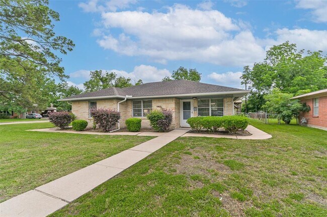 Photo - 10414 Woodwind Dr House
