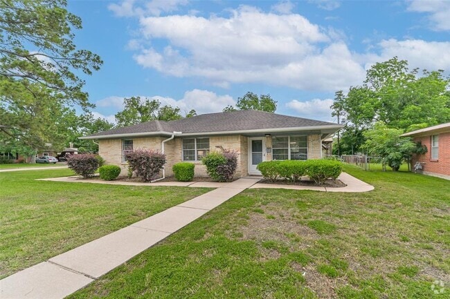 Building Photo - 10414 Woodwind Dr Rental