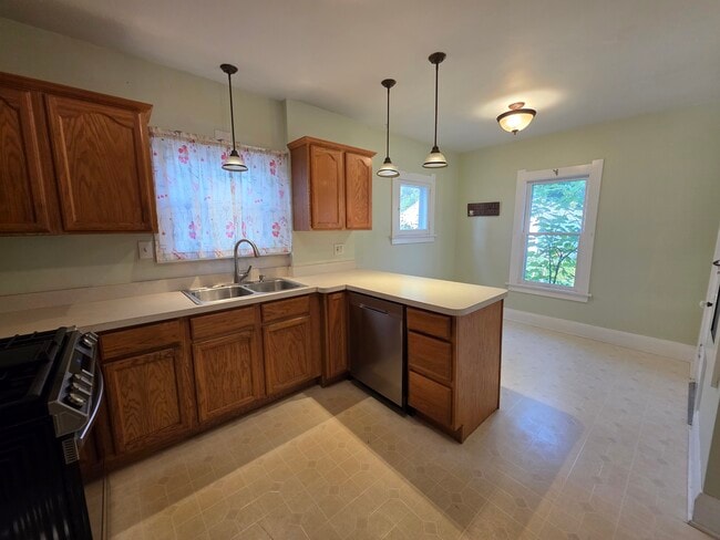 Kitchen - 4144 Commonwealth Ave