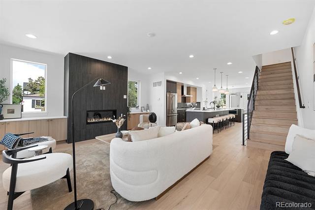 2402 S Cherokee St