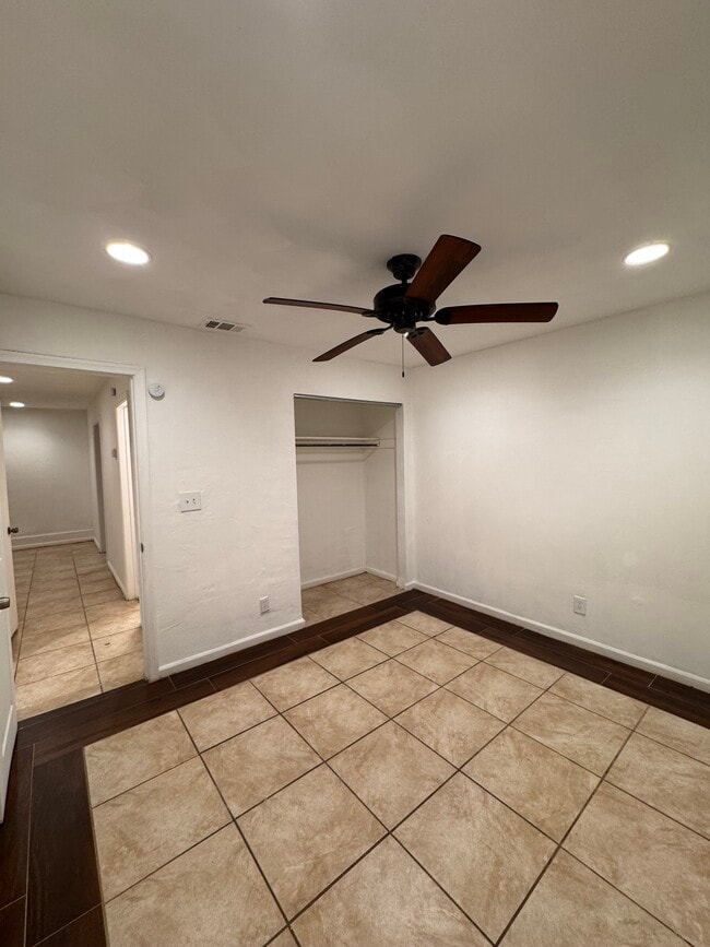 Photo - 871 W 37th St Unidad 1