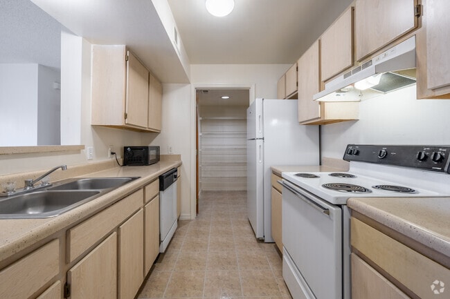 2BR, 2BA - 961SF - Kitchen