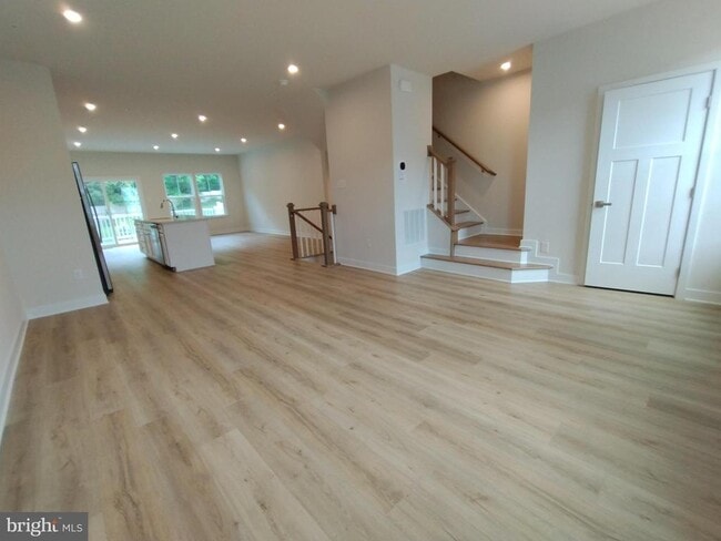 Photo - 124 Glory Maple Ln