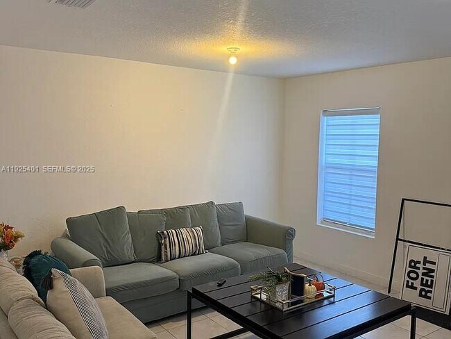 Photo - 493 NE 4th St