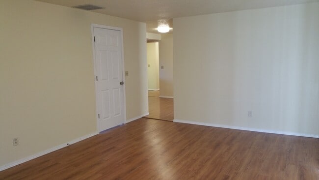 Photo - Beautiful 3 Bedroom, 2 bathroom House in Great Quiet Neighborhood.