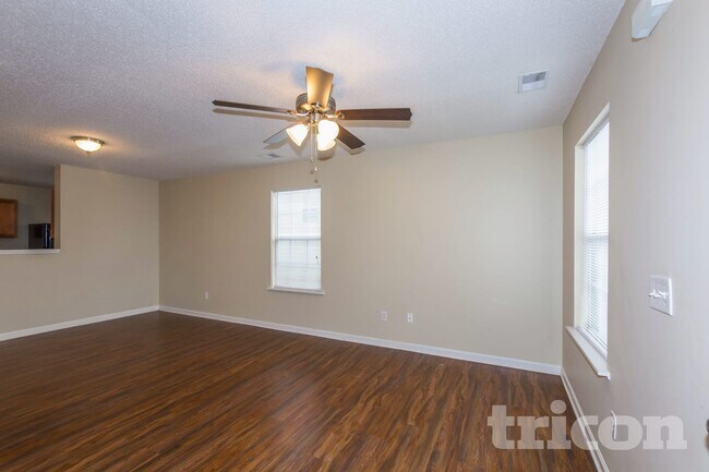 Photo - 104 Flyer Ct