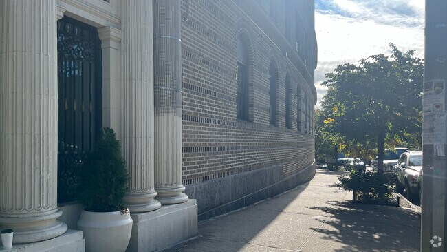 Photo - 870 Riverside Dr