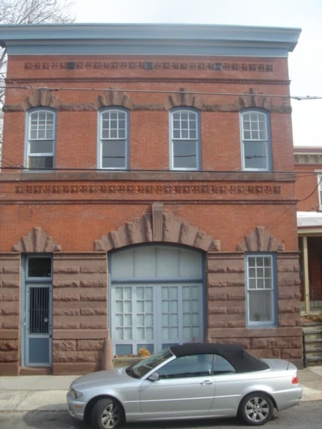 Building Photo - 2837 Cambridge St Unit 2