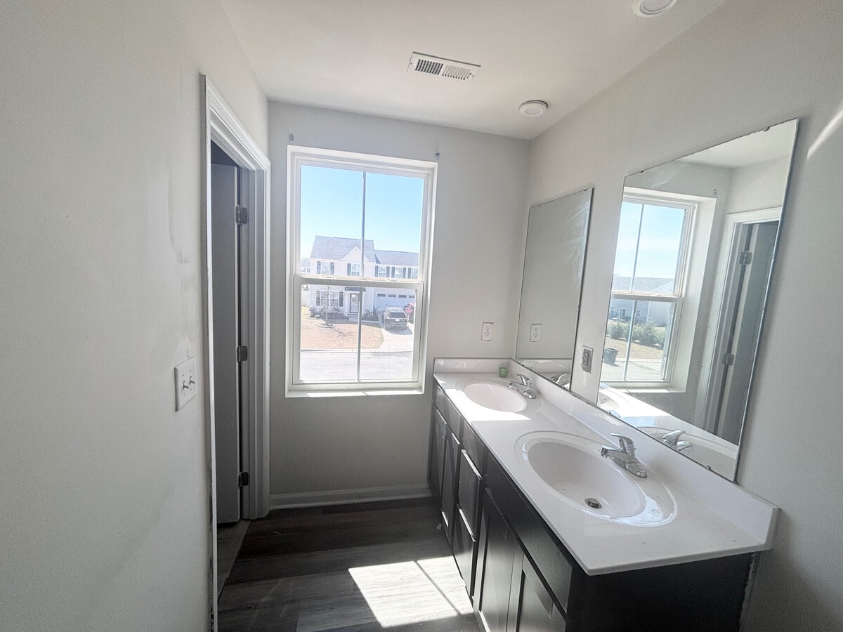 Photo - Room in House on Browband St