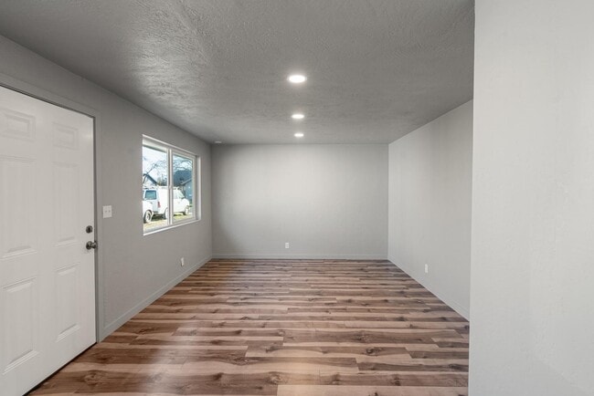 Photo - 1028 W 11th St