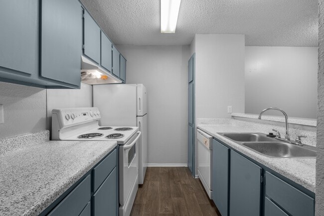 Photo - Pine Oaks Apartments