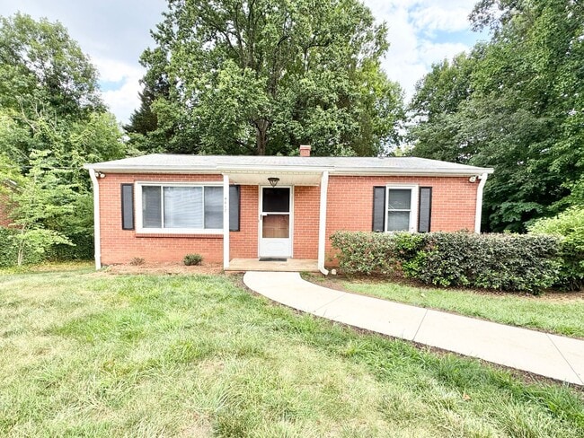 Building Photo - 3 Bedroom home near Guilford College