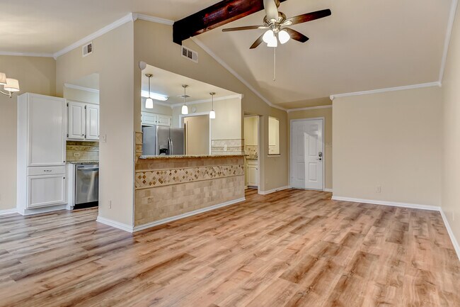 Photo - 914 W Washington St E