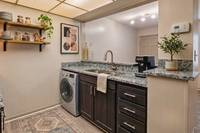Cocina renovada en un apartamento de una habitación en Selwyn Flats en Southpark, Charlotte, Carolina del Norte.