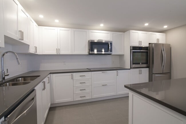 Building Photo - 3468 Rue Drummond Unit 405