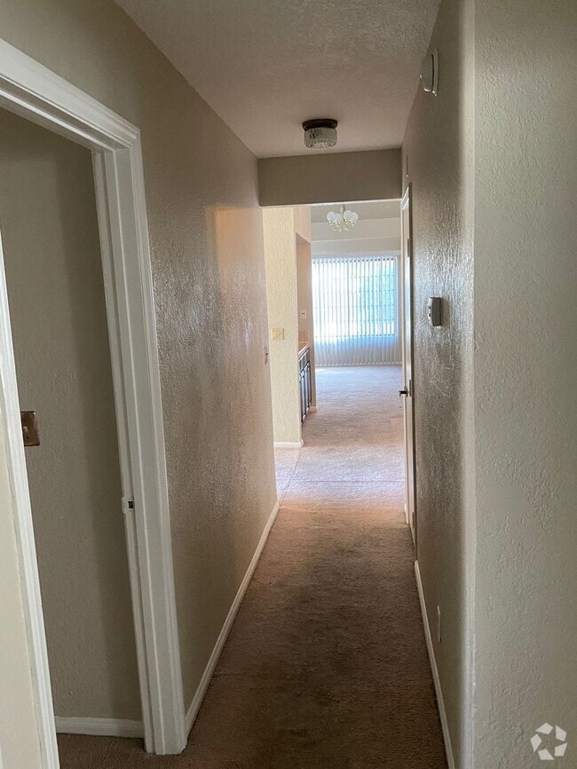 Building Photo - 3 Bedroom 2 Bathroom Home!