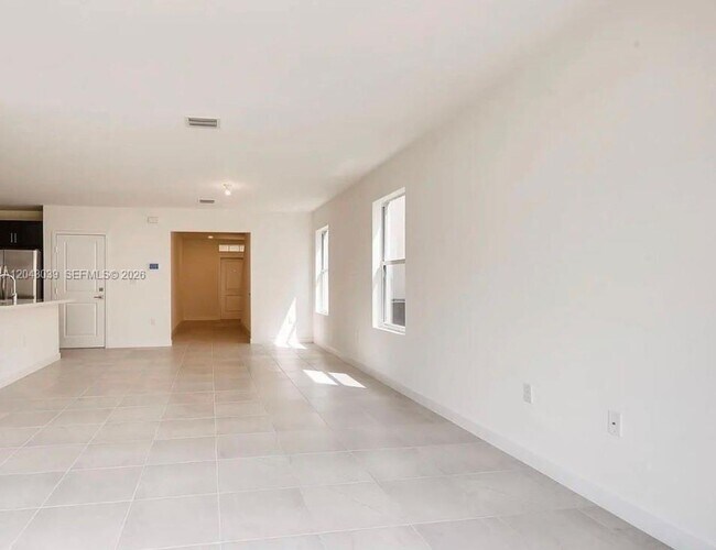 Photo - 421 NE 6th Ct