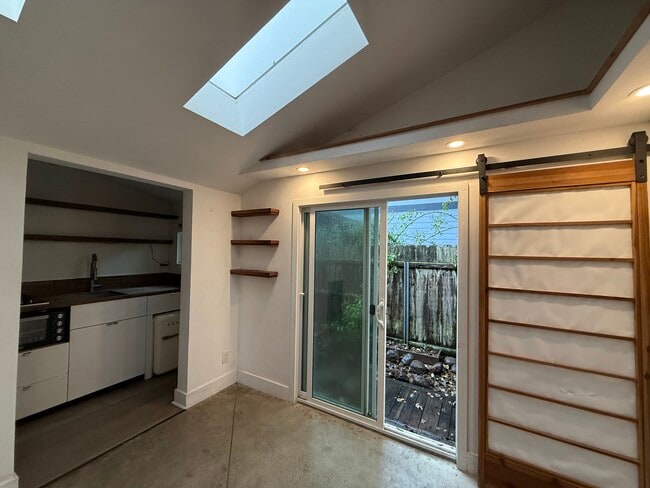 Building Photo - 521 38th Avenue, Main Unit