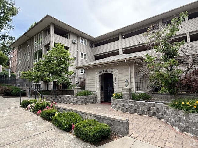 Building Photo - Beautiful 2 Bed 2 Bath Condo Near Sacred H...