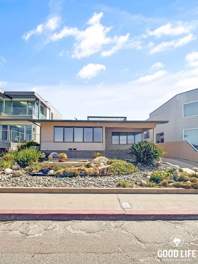 Building Photo - Beautiful 2B 2BA Home Steps From the Ocean!