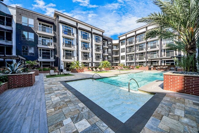 Building Photo - 3800 Main St Unit 2.318