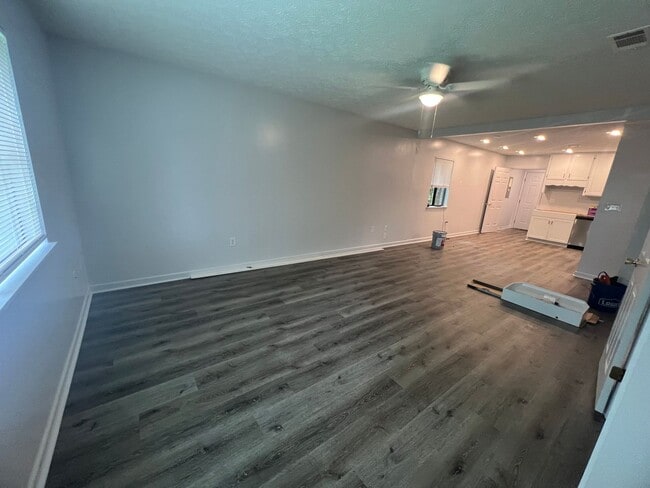 Photo - Newly renovated 2 bedroom on Barber St.!