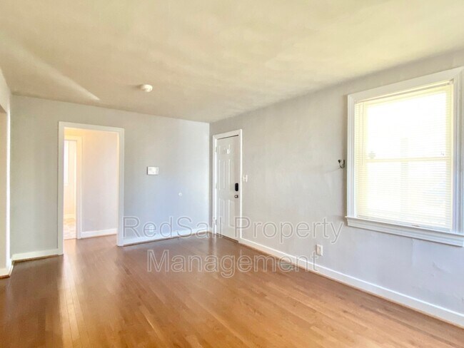 Photo - 3524 Bapaume Ave