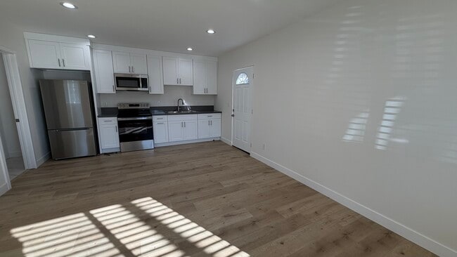 Photo - 907 Herbine St