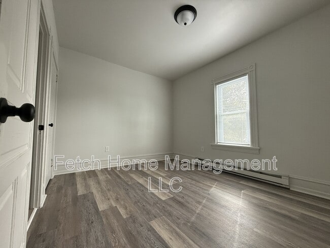 Building Photo - 736 E King St