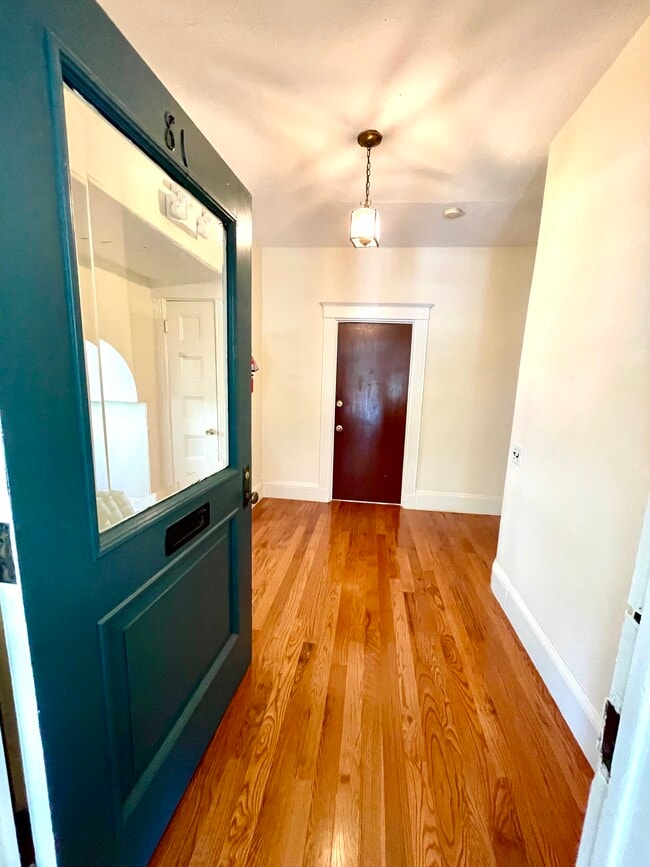 Building Photo - 81 College Ave Unit 1R