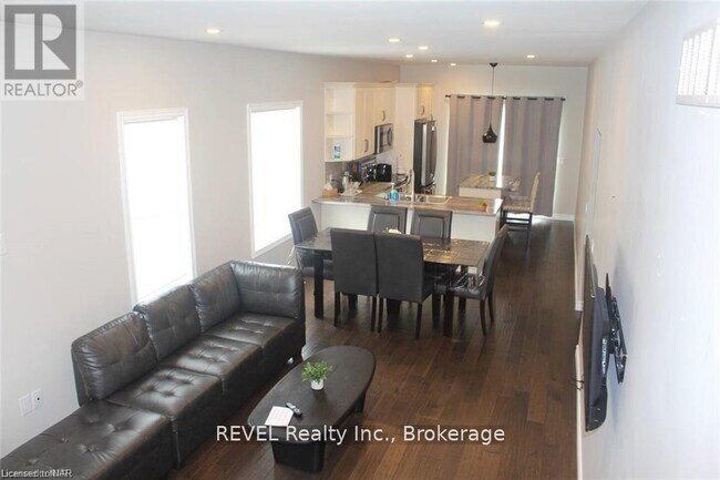 Photo - 438 McAlpine Ave N