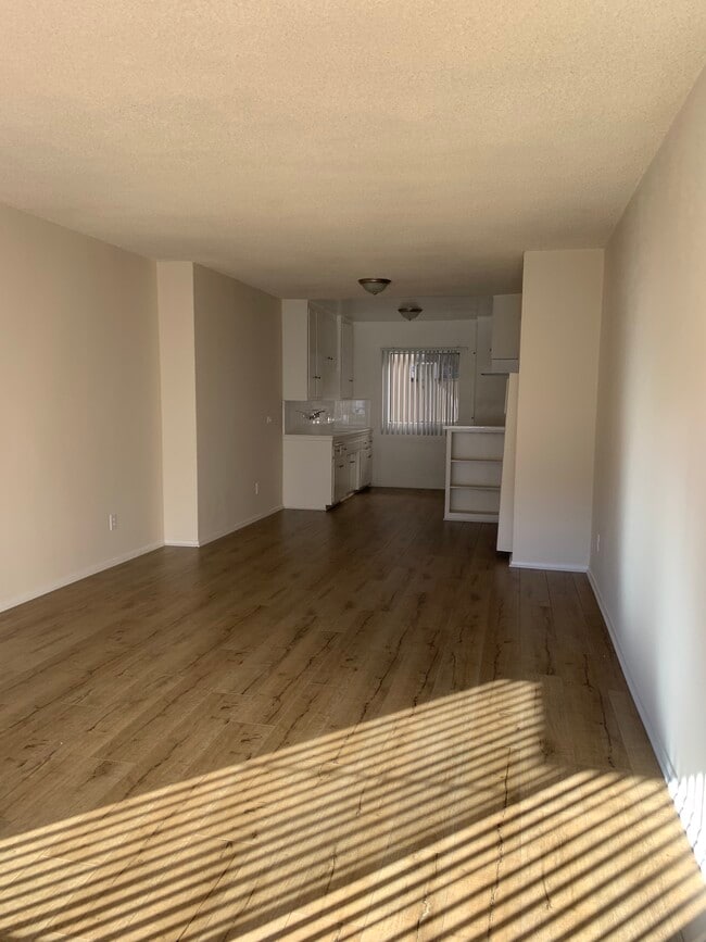 Building Photo - 8100 Owensmouth Ave Unit San Orion