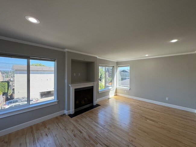 150 W Florentia St