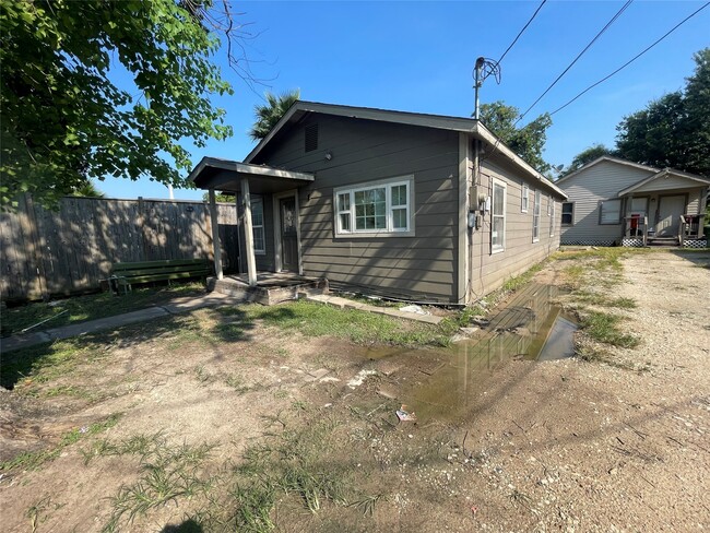 Building Photo - 415 E 43rd St Rental