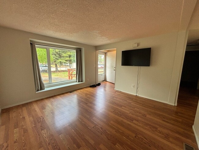 Photo - 2 bedroom duplex / Washer& Dryer in unit / Fuel included