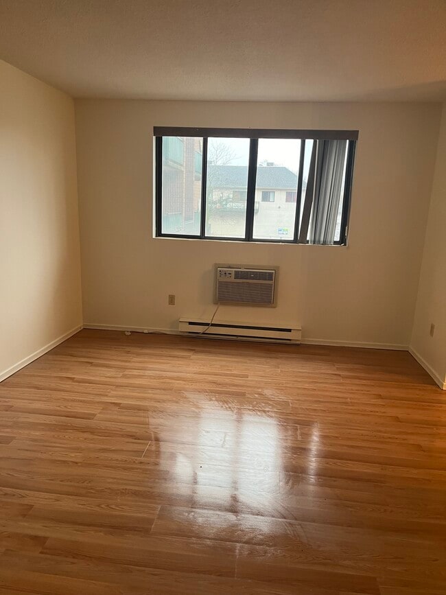Building Photo - 152 Thorold Rd Unit 305
