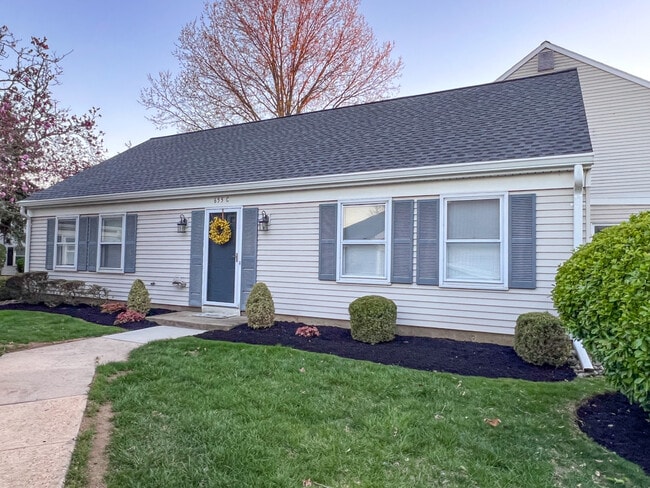 Photo - 655C Yale Way