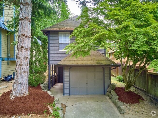 Building Photo - Delightful 3 bedroom home near Matthews Be...