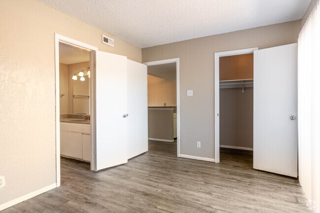2BR, 1BA - 979SF
