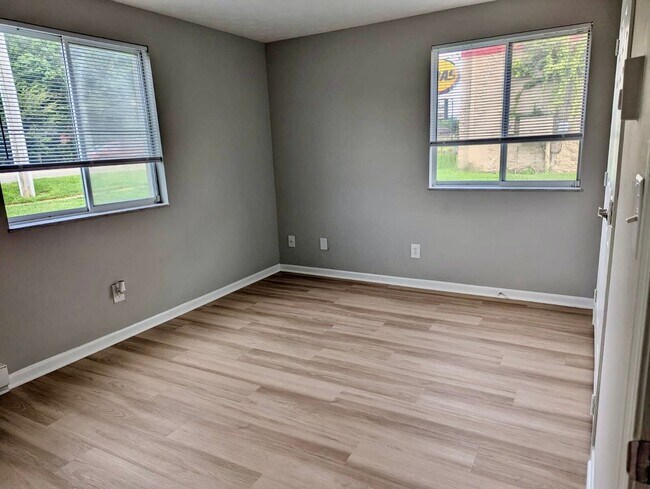 Photo - A Fresh Start: Renovated 2-Bedroom in Serene Englewood with Washer/Dryer Hookups! Unidad 521 Apt 6