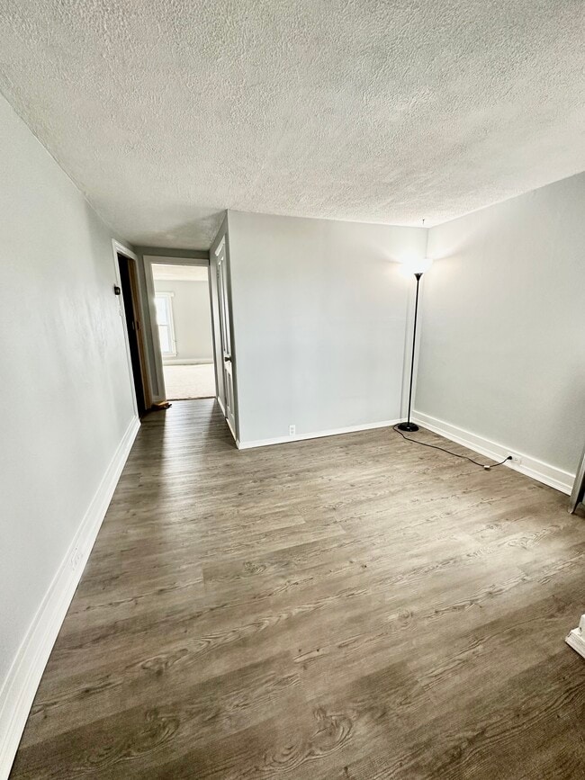 Building Photo - 123 E 5th Ave Unit 1